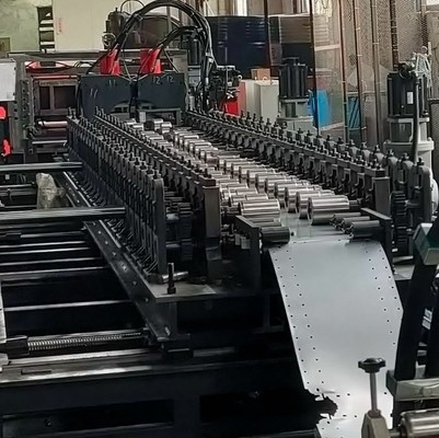 Maszyna do formowania paletek z półkami z gniazdkami do centrów dystrybucyjnych
