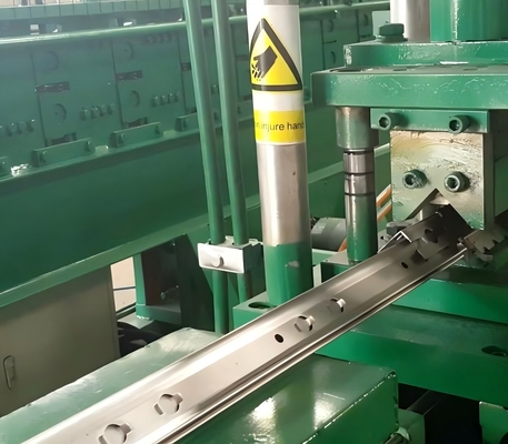 Maszyna do tworzenia rolki z wysoką prędkością z serwozadostaniem i hydraulicznym ciosem