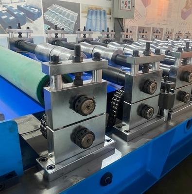 Wszechstronna krok płytek dachowych arkuszy Rolling Forming Machine W rosyjskim