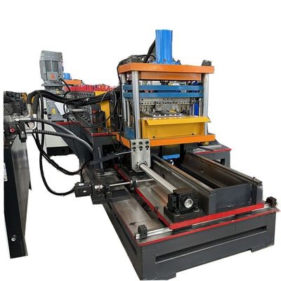 Metalowa maszyna do tworzenia profili z półki w supermarkecie