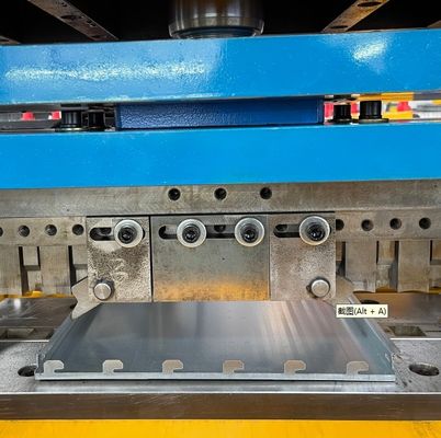 Metalowa maszyna do tworzenia profili z półki w supermarkecie