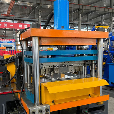 Metalowa maszyna do tworzenia profili z półki w supermarkecie