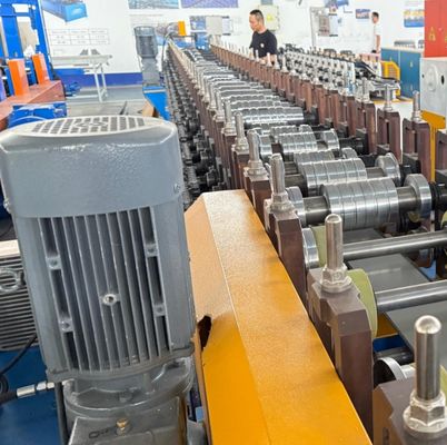 Maszyna do formowania kalenic z regulowaną szerokością