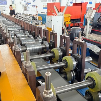 Maszyna do formowania kalenic z regulowaną szerokością